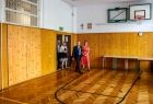 Wicemarszałek Witold Kozłowski wchodzi na salę gimnastyczną.