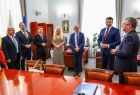 Grupa osób w gabinecie. 