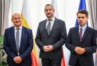 Trzej mężczyźni w garniturach. 