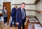 Wicemarszałek Witold Kozłowski oglądający kroniki.