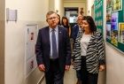 Wicemarszałek Witold Kozłowski idący korytarzem z grupą ludzi. 
