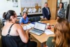 Wicemarszałek Witold Kozłowski rozmawia z pracownikami.