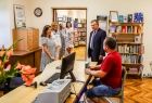 Wicemarszałek Witold Kozłowski z grupą ludzi w bibliotece.