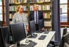 Wicemarszałek Witold Kozłowski i kobieta w sukience w czytelni.