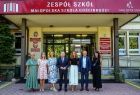 Zdjęcie grupowe przed budynkiem Małopolskiej Szkoły Gościnności.