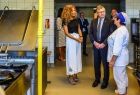 Wicemarszałek Witold Kozłowski rozmawia z kucharką.