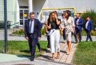 Wicemarszałek Witold Kozłowski idący aleją z grupą ludzi.