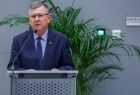 Wicemarszałek Witold Kozłowski stoi przy mównicy.