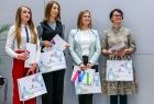 Nauczyciele stoją na scenie.
