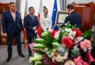 Wicemarszałek Witold Kozłowski oraz radny Mirosław Dróżdż z zawodniczką i jej trenerem. 