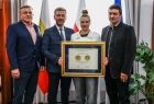 Wiktoria Filus z nagrodą Polonia Minor. Obok trzech mężczyzn. 