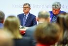 Wicemarszałek Witold Kozłowski siedzi z małopolską kurator przy wspólnym stole podczas wydarzenia.
