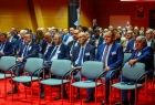 Uczestnicy spotkania - wójtowie, burmistrzowie i prezydenci siedzą na krzesłach.