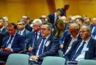 Uczestnicy spotkania - wójtowie, burmistrzowie i prezydenci siedzą na krzesłach i uczestniczą w dyskusji.