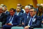 Uczestnicy spotkania - wójtowie, burmistrzowie i prezydenci siedzą na krzesłach i uczestniczą w dyskusji.