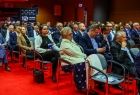 Uczestnicy spotkania - wójtowie, burmistrzowie i prezydenci biorą udział w dyskusji.