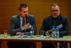 Uczestnicy spotkania biorą udział w dyskusji.