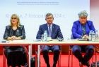 Wicemarszałek, kurator światy i prezes siedzą przy stole.