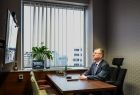 Wicemarszałek Witold Kozłowski w gabinecie.