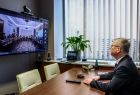Wicemarszałek Witold Kozłowski w trakcie telekonferencji.