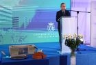 Wicemarszałek Witold Kozłowski przemawia z ambony.