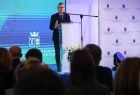 Wicemarszałek Witold Kozłowski mówiący do mikrofonu.