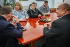 Cztery osoby siedzące przy stole z wicemarszałkiem Witoldem Kozłowskim. 