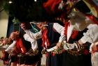 Artyści z Osieka głęboko kłaniający się po występie publiczności