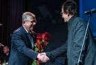 Marszałek Małopolski Witold Kozłowski gratuluje ściskając rękę dyrektorowi teatru Andrzejowi Dziukowi