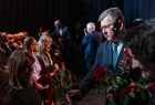 Marszałek Małopolski Witold Kozłowski wręcza kwiaty kobietom siedzącym na widowni podczas 39 urodzin Teatru Witkacy