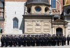 Strażacy stojący na baczność.