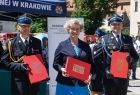 Komendant PSP, wicewojewoda i wicemarszałek z czerwonymi pudełkami w dłoniach.