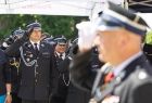 Wicemarszałek Łukasz Smółka salutuje. 