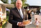 Wicemarszałek Ryszard Pagacz trzyma bochen chleba.