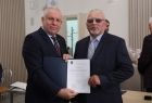 Wicemarszałek Ryszard Gawron stoi z mężczyzną w okularach.