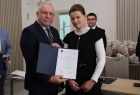 Wicemarszałek Ryszard Gawron stoi z kobietą w czerni.