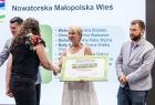 Iwona Gibas podaje rękę kobiecie.