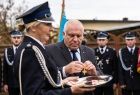 Wicemarszałek Ryszard Pagacz z medalem w dłoni.