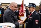 Wicemarszałek Ryszard Pagacz wręcza medal strażakowi.