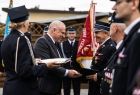 Wicemarszałek Ryszard Pagacz wręcza dyplom strażakowi.