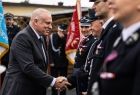 Wicemarszałek Ryszard Pagacz gratuluje strażakowi.