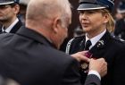 Wicemarszałek Ryszard Pagacz przypina medal strażakowi.