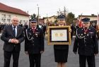 Strażacy prezentują nagrodę Polonia Minor.
