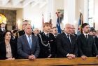 Ludzie w ławce kościelnej. 