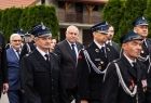Wicemarszałek Ryszard Pagacz maszerujący ze strażakami.