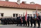 Poczty sztandarowe przed remizą.