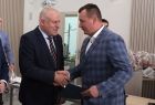 Wicemarszałek Ryszard Gawron podaje rękę mężczyźnie w marynarce.