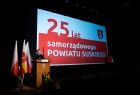 Jubileusz 25-lecia Powiatu Suskiego. Wydarzenie odbyło się w Centrum Kultury i Filmu w Suchej Beskidzkiej. Na zdjęciach marszałek, radna województwa starosta, przewodniczący rady powiatu. Przemówienia, wręczenie nagrody, podziękowania