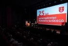 Jubileusz 25-lecia Powiatu Suskiego. Wydarzenie odbyło się w Centrum Kultury i Filmu w Suchej Beskidzkiej. Na zdjęciach marszałek, radna województwa starosta, przewodniczący rady powiatu. Przemówienia, wręczenie nagrody, podziękowania