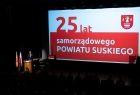 Jubileusz 25-lecia Powiatu Suskiego. Wydarzenie odbyło się w Centrum Kultury i Filmu w Suchej Beskidzkiej. Na zdjęciach marszałek, radna województwa starosta, przewodniczący rady powiatu. Przemówienia, wręczenie nagrody, podziękowania